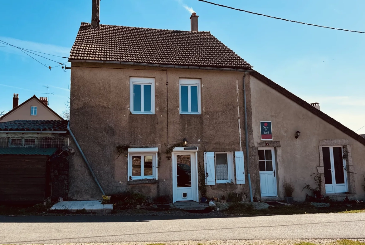 Maison de 118 m² avec jardin et potentiel professionnel à La Roche-en-Brenil 