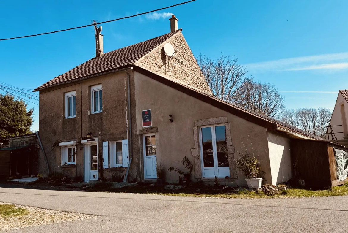 Maison de 118 m² avec jardin et potentiel professionnel à La Roche-en-Brenil 