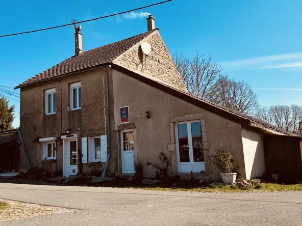 Maison de 118 m² avec jardin et potentiel professionnel à La Roche-en-Brenil