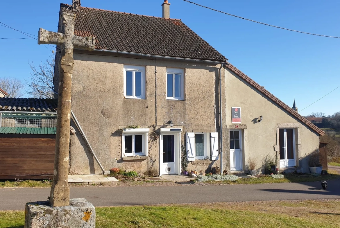 Maison de 118 m² avec jardin et potentiel professionnel à La Roche-en-Brenil 
