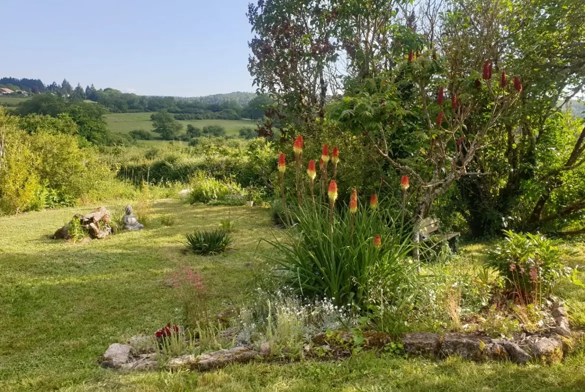 Maison de 118 m² avec jardin et potentiel professionnel à La Roche-en-Brenil 