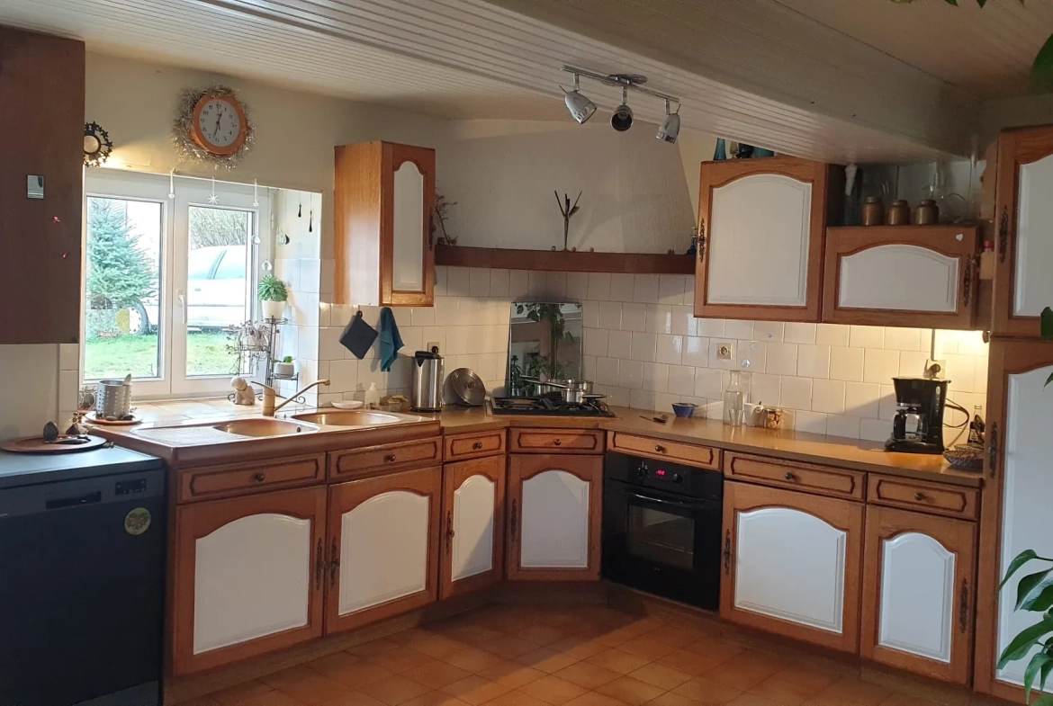 Maison de 118 m² avec jardin et potentiel professionnel à La Roche-en-Brenil 