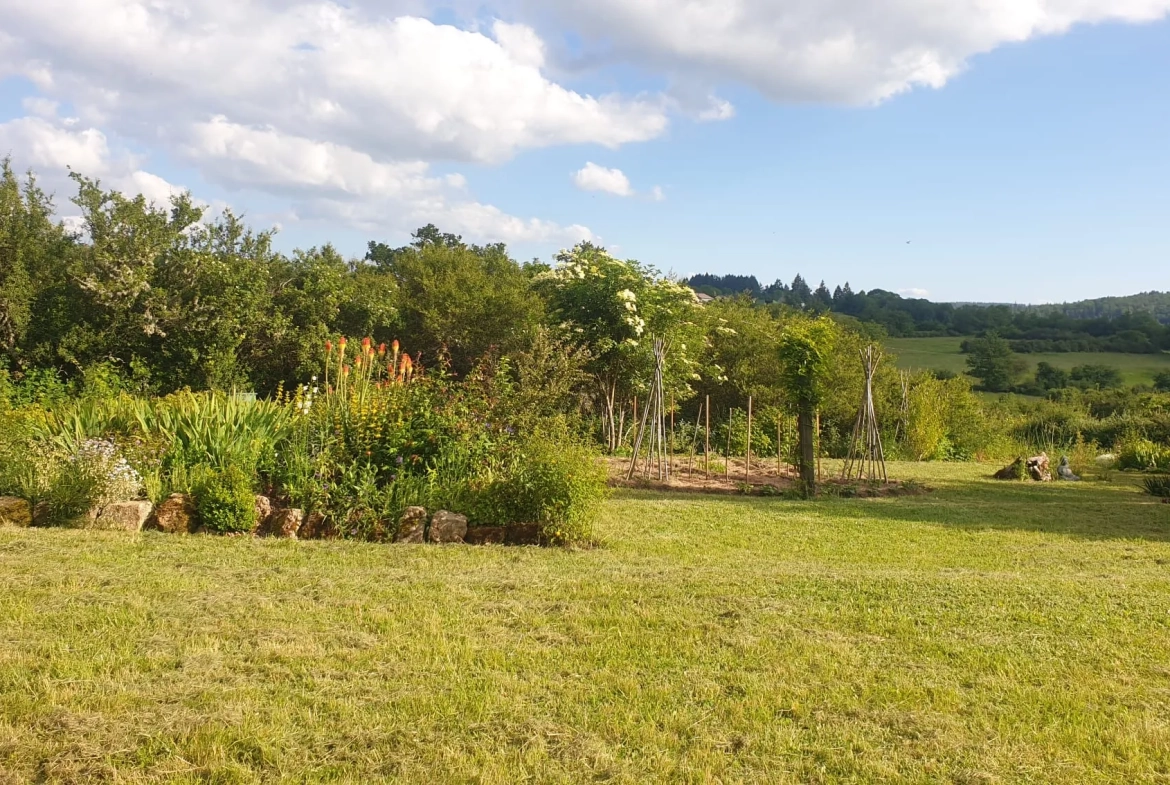 Maison de 118 m² avec jardin et potentiel professionnel à La Roche-en-Brenil 