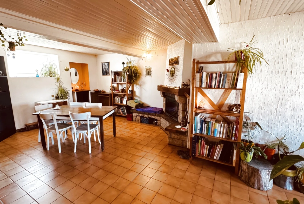 Maison de 118 m² avec jardin et potentiel professionnel à La Roche-en-Brenil 