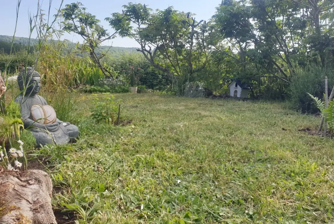 Maison de 118 m² avec jardin et potentiel professionnel à La Roche-en-Brenil 