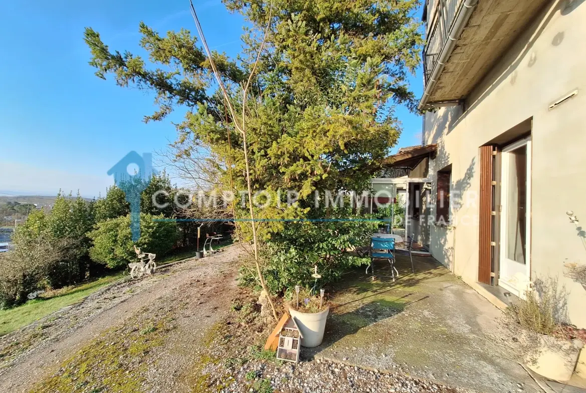 Maison divisée en 2 logements loués à Puylaurens avec vue sur les Pyrénées 