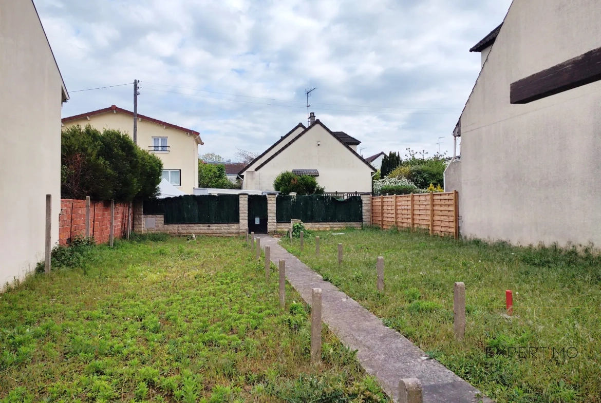 Petite maison avec grand terrain à Thiais, construction possible, proche transports et écoles 