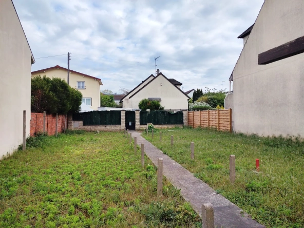 Petite maison avec grand terrain à Thiais, construction possible, proche transports et écoles