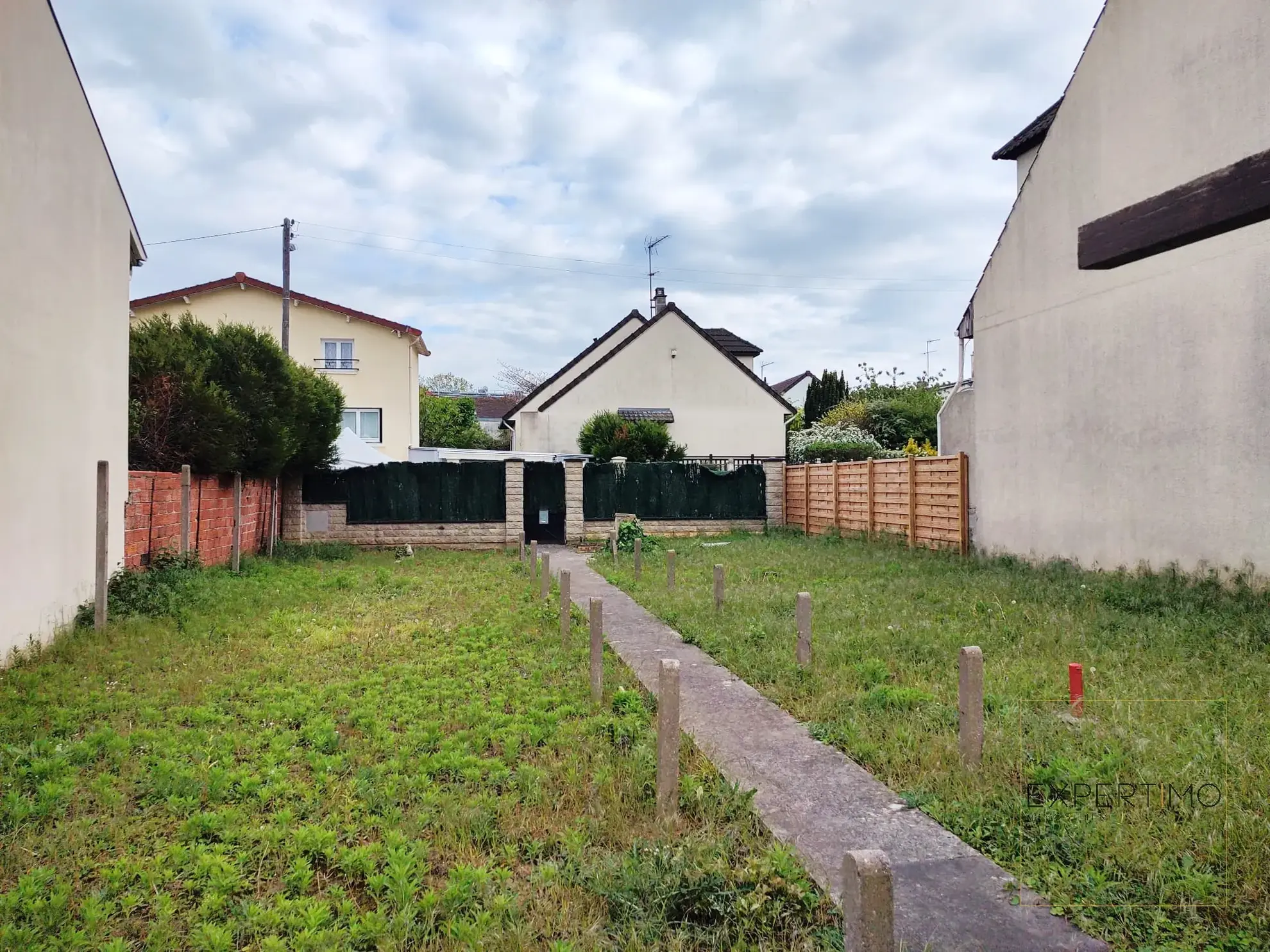 Petite maison avec grand terrain à Thiais, construction possible, proche transports et écoles 