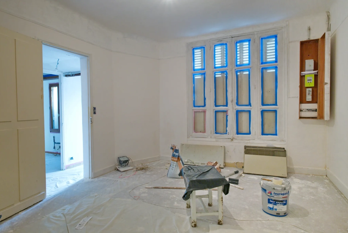 Petite maison avec grand terrain à Thiais, construction possible, proche transports et écoles 