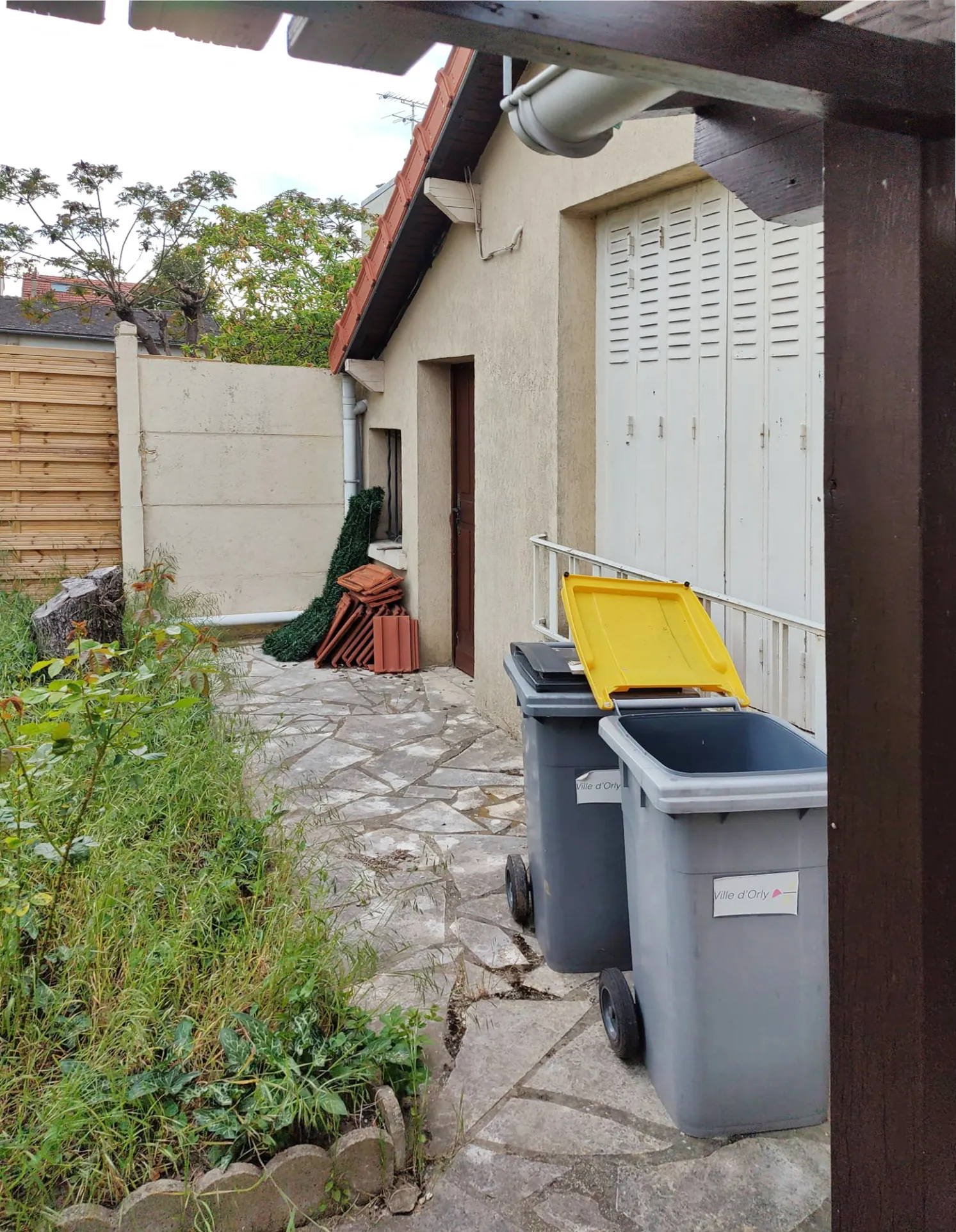 Petite maison avec grand terrain à Thiais, construction possible, proche transports et écoles 