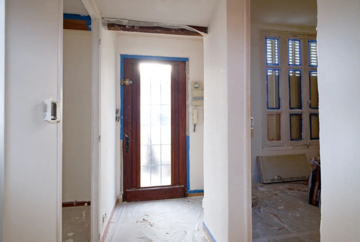 Petite maison avec grand terrain à Thiais, construction possible, proche transports et écoles 