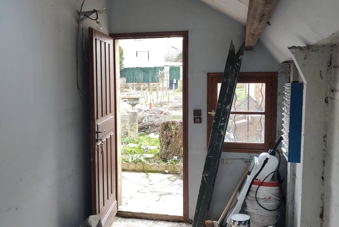 Petite maison avec grand terrain à Thiais, construction possible, proche transports et écoles 