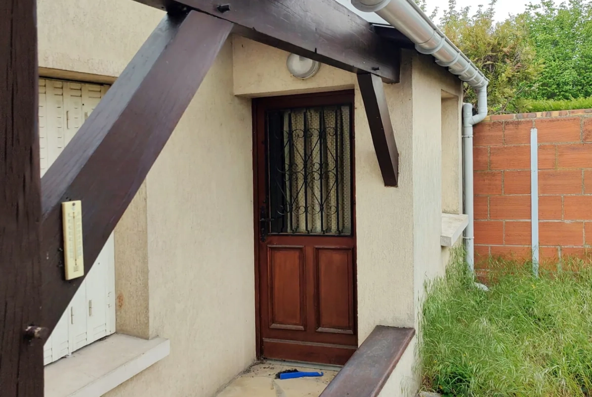 Petite maison avec grand terrain à Thiais, construction possible, proche transports et écoles 