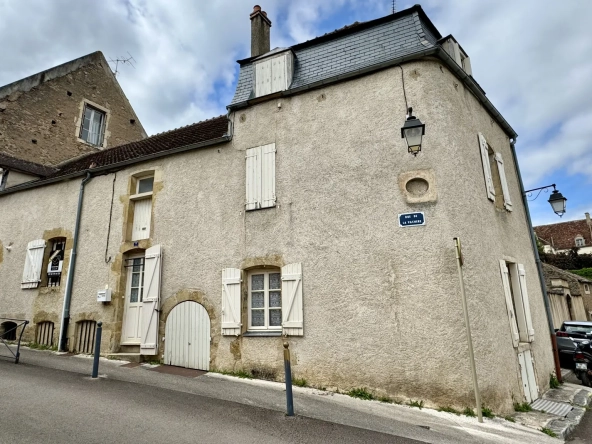 Maison de ville à Avallon avec garage et jardin – Potentiel d’aménagement en centre-ville