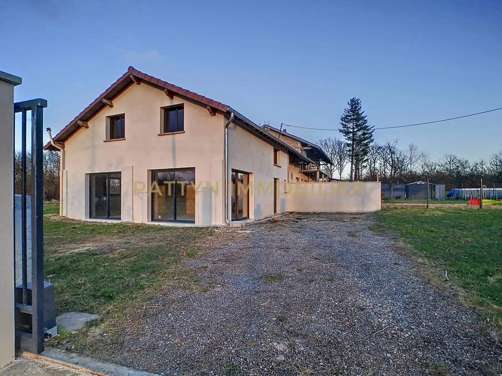 Maison de 120 m² à aménager avec grand terrain proche Châtillon-sur-Chalaronne 