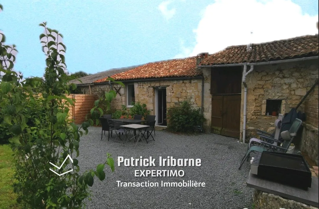 Maison charentaise rénovée à Bussac-sur-Charente avec jardin, 3 chambres et dépendance 