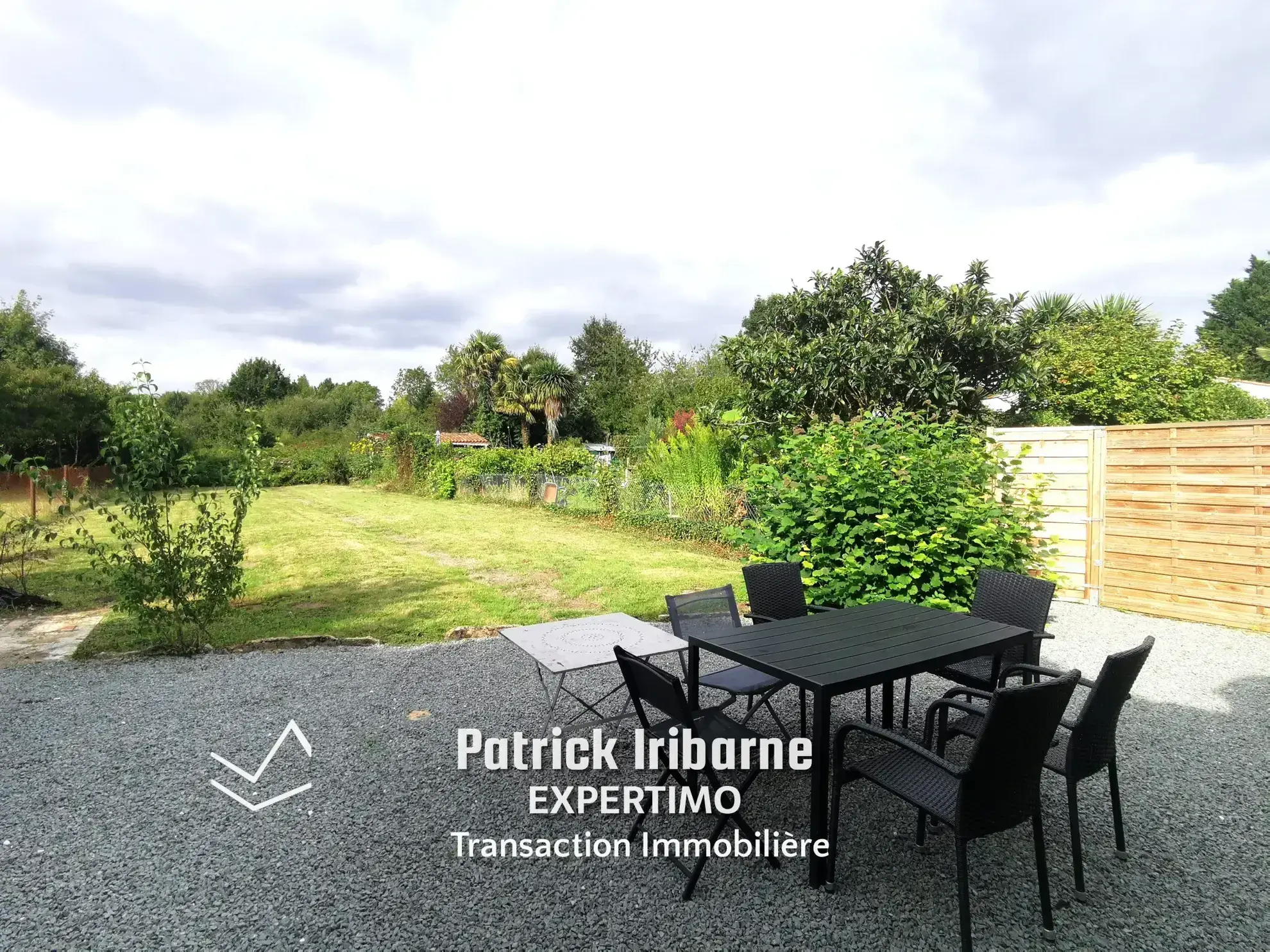 Maison charentaise rénovée à Bussac-sur-Charente avec jardin, 3 chambres et dépendance 
