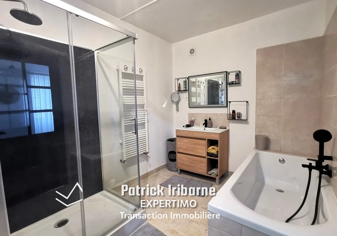 Maison charentaise rénovée à Bussac-sur-Charente avec jardin, 3 chambres et dépendance 
