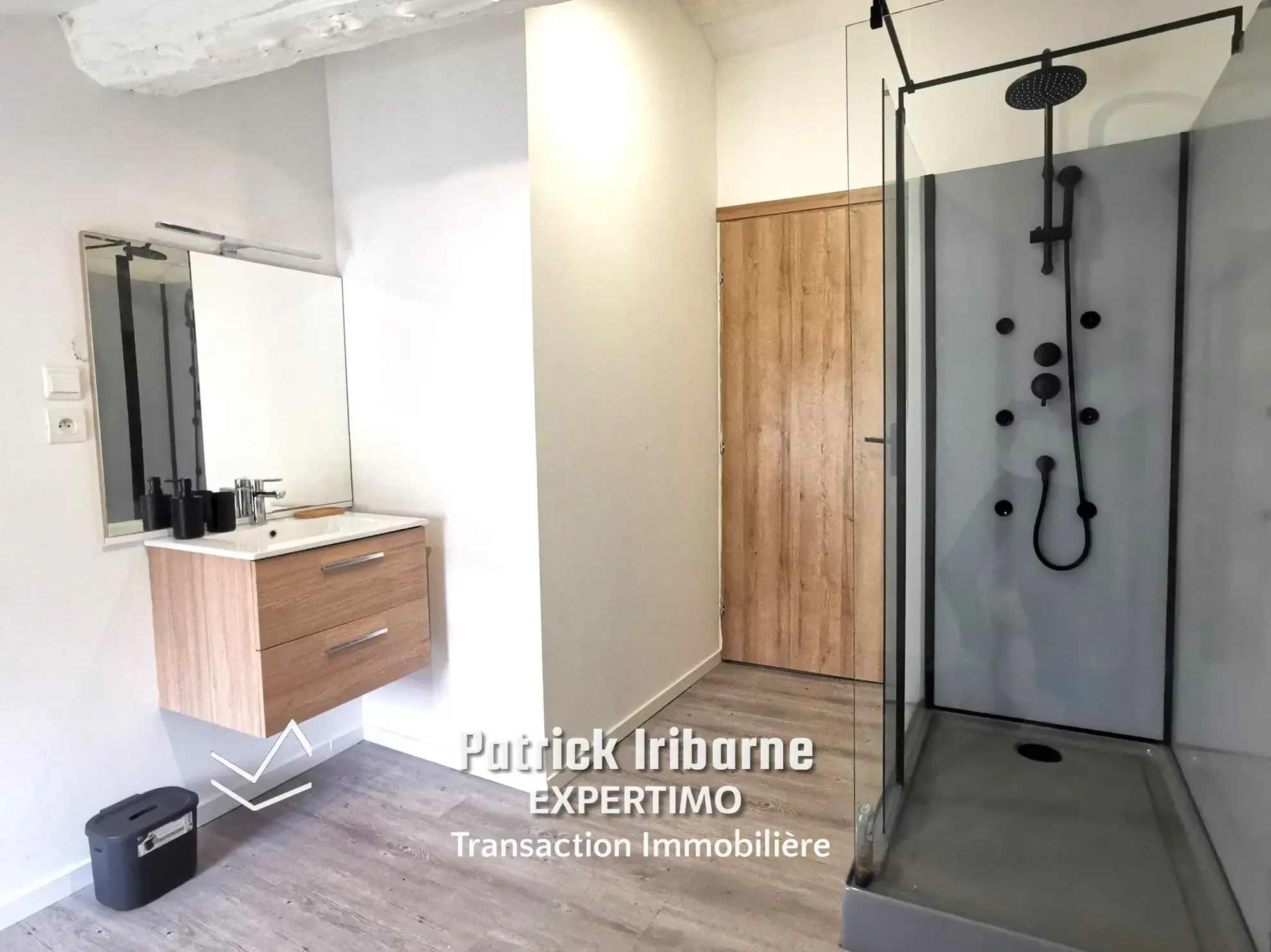 Maison charentaise rénovée à Bussac-sur-Charente avec jardin, 3 chambres et dépendance 