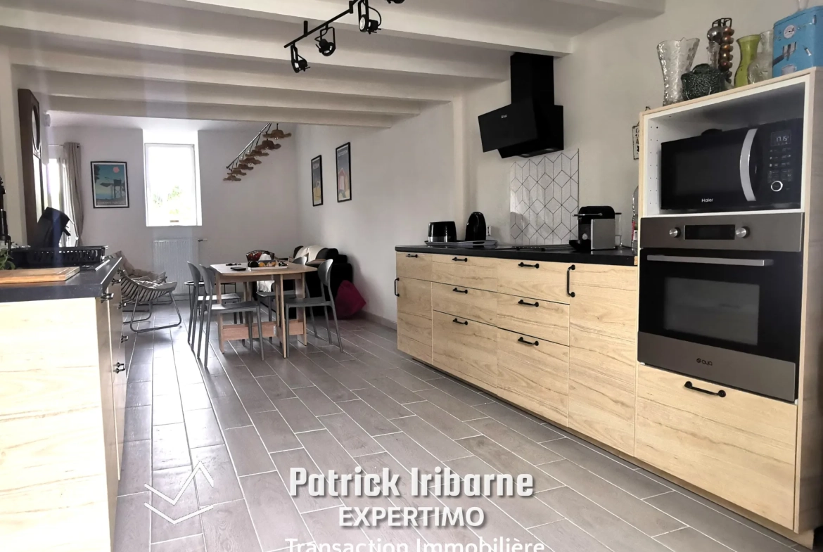 Maison charentaise rénovée à Bussac-sur-Charente avec jardin, 3 chambres et dépendance 