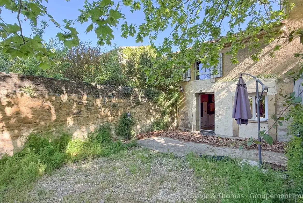 Maison de village rénovée avec jardin privé à Caderousse proche Avignon 