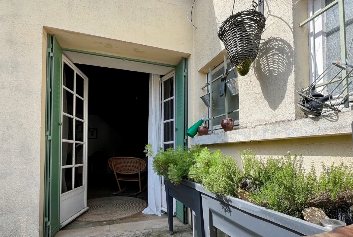 Charmante maison à Massangis avec terrasse et jacuzzi - 4 pièces 