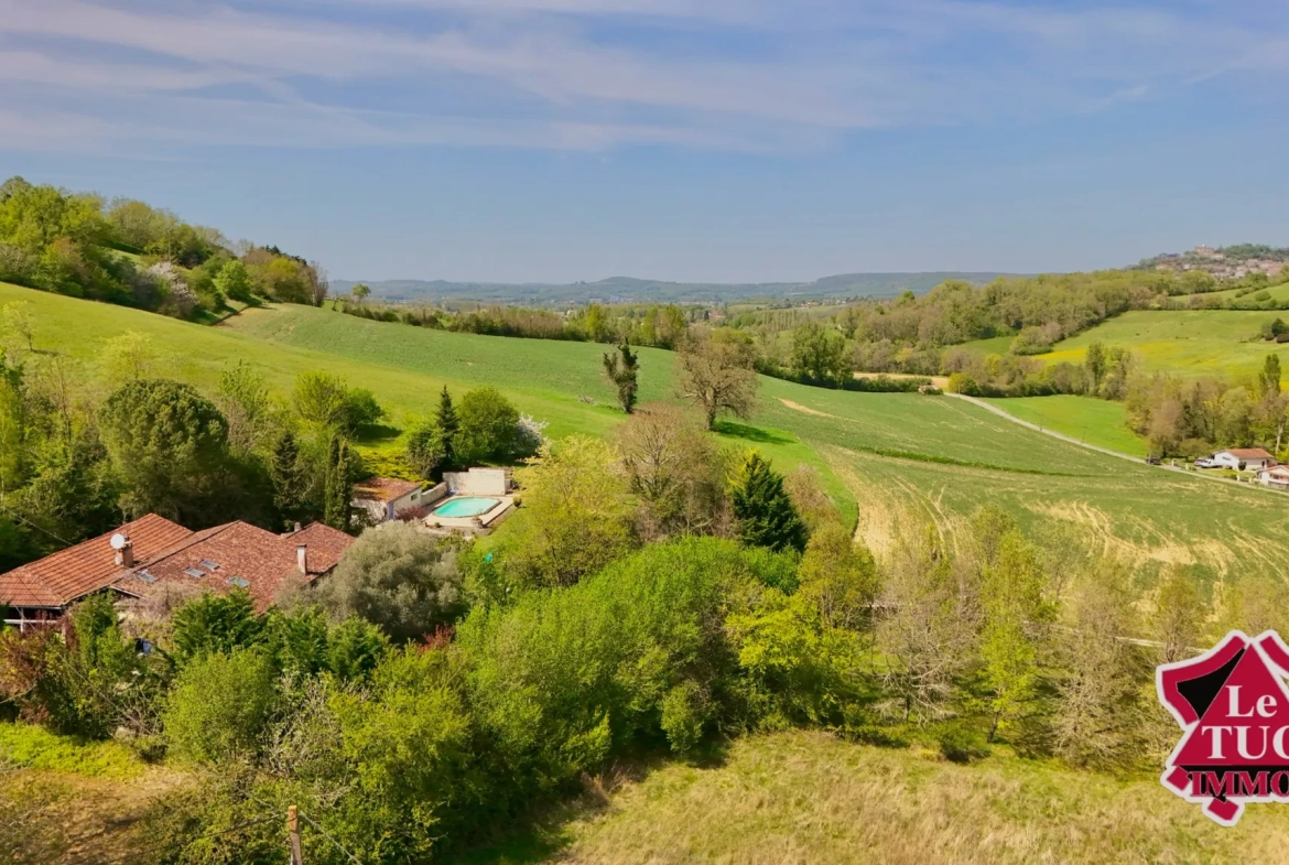 Belle maison rénovée avec vue sur la vallée, piscine et potentiel locatif à Penne d’Agenais 