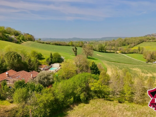 Belle maison rénovée avec vue sur la vallée, piscine et potentiel locatif à Penne d’Agenais