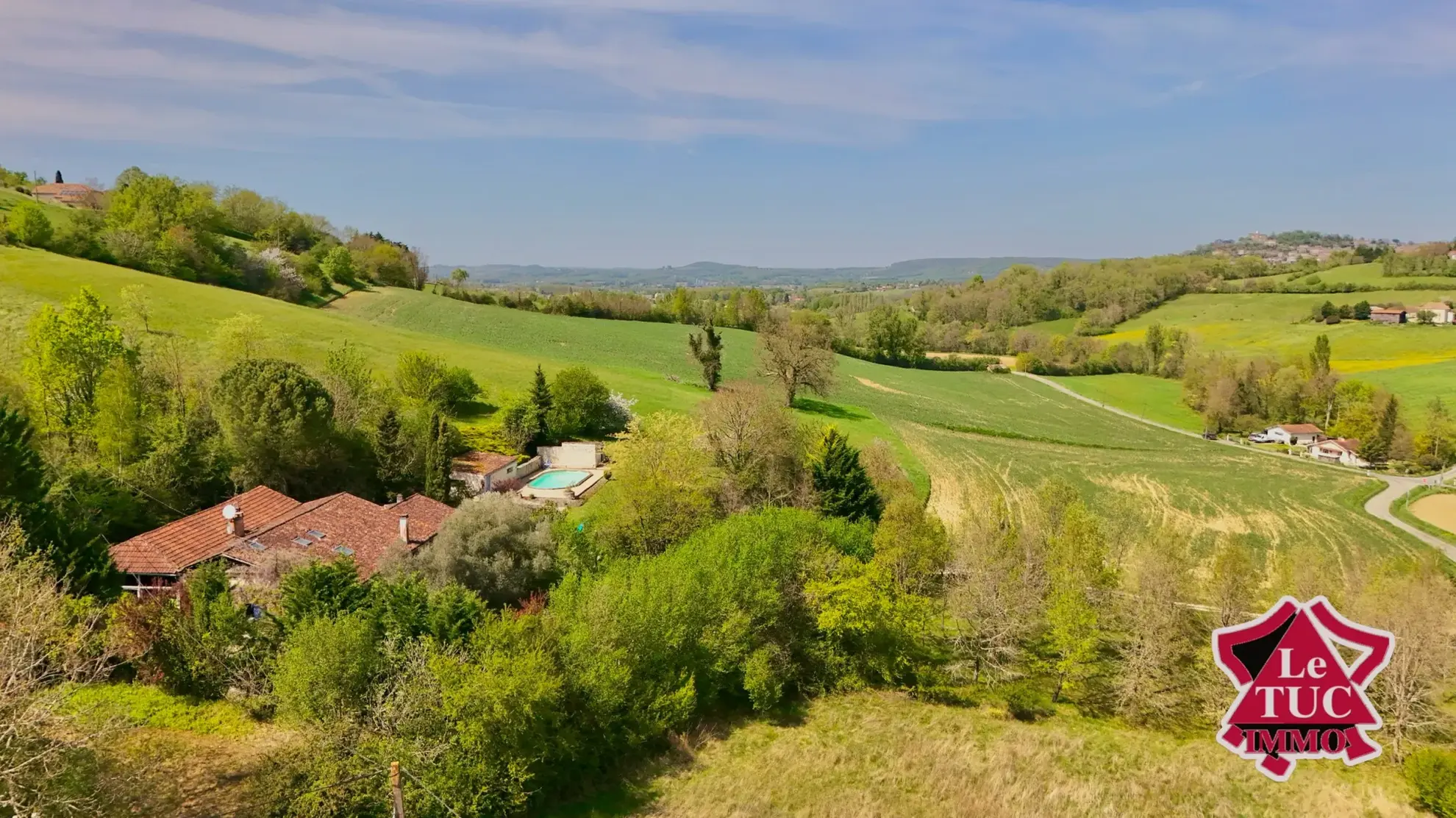 Belle maison rénovée avec vue sur la vallée, piscine et potentiel locatif à Penne d’Agenais 