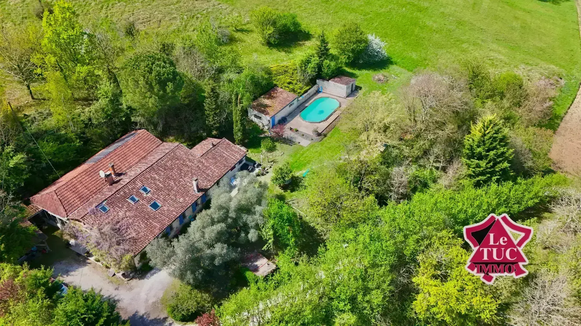 Belle maison rénovée avec vue sur la vallée, piscine et potentiel locatif à Penne d’Agenais 