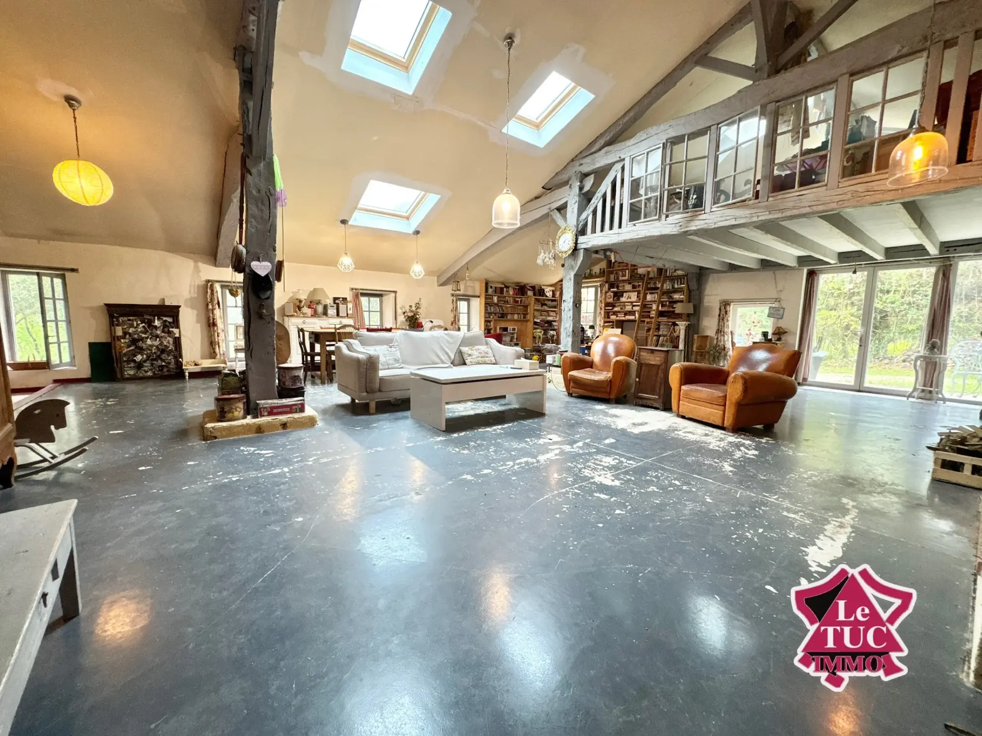 Belle maison rénovée avec vue sur la vallée, piscine et potentiel locatif à Penne d’Agenais 