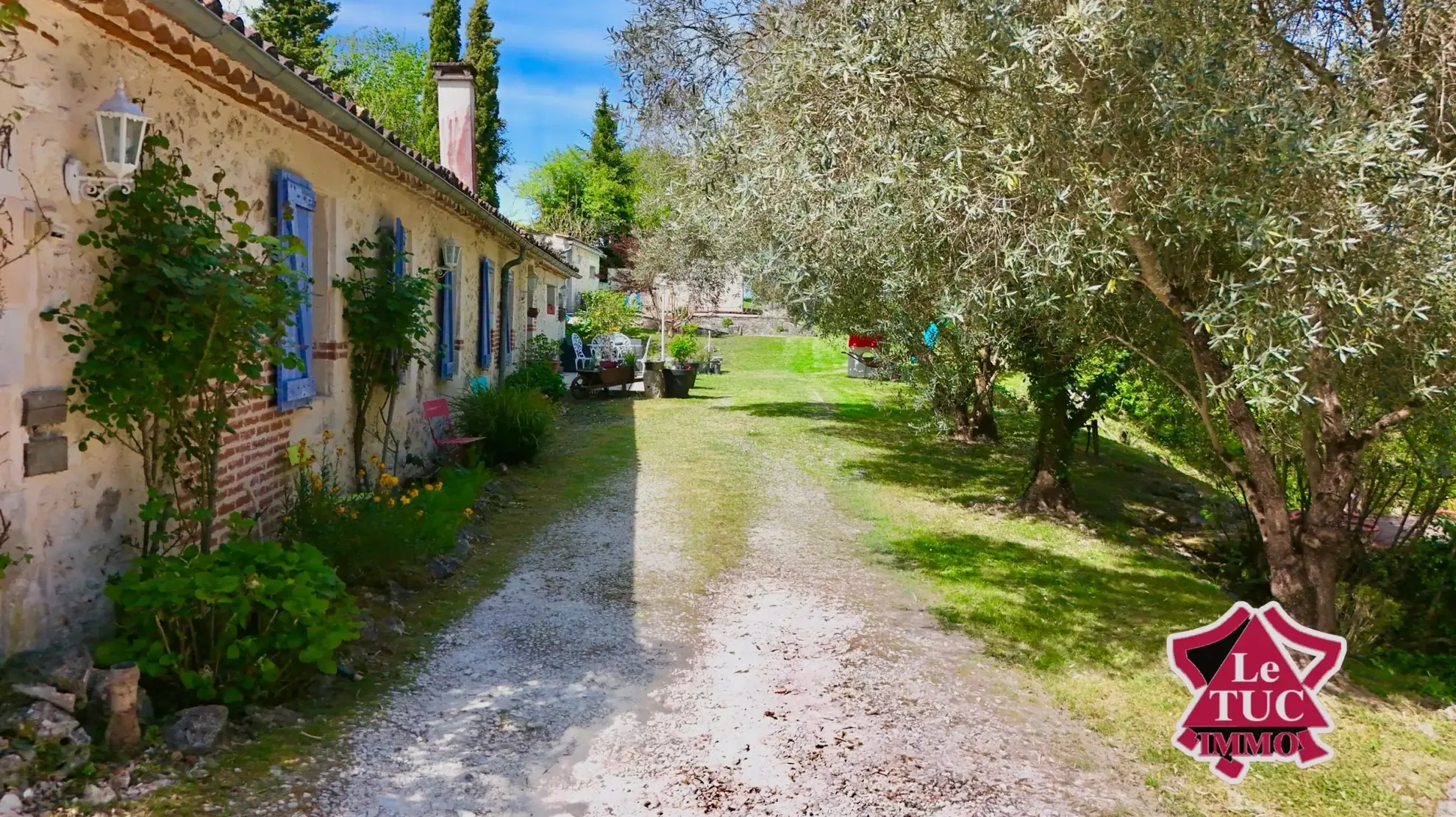 Belle maison rénovée avec vue sur la vallée, piscine et potentiel locatif à Penne d’Agenais 