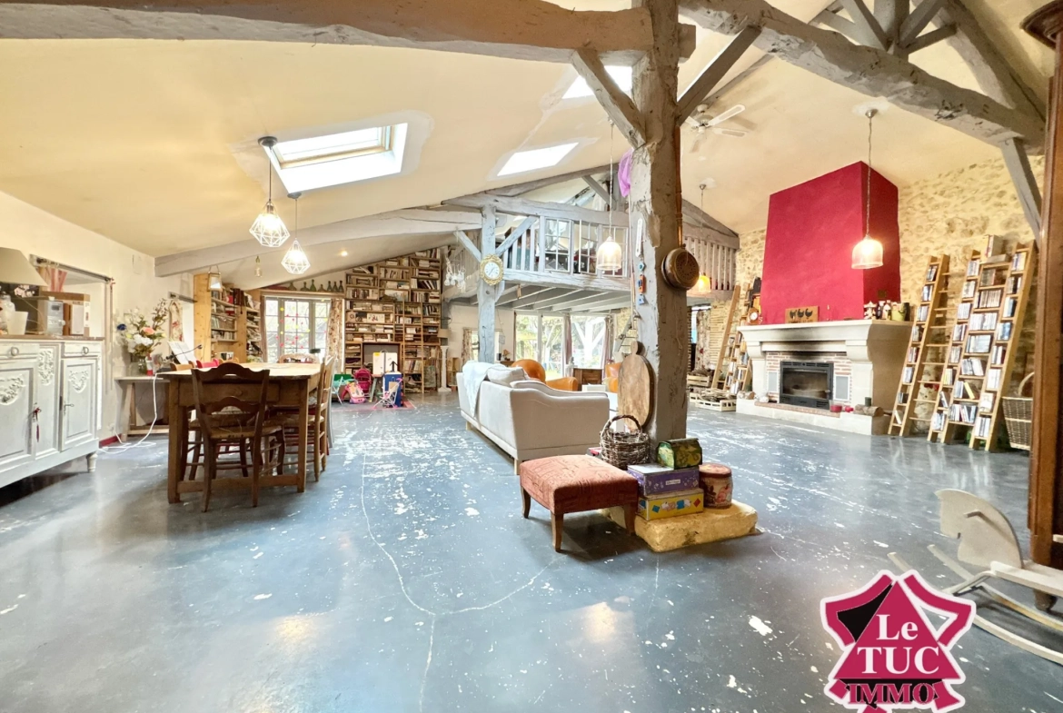 Belle maison rénovée avec vue sur la vallée, piscine et potentiel locatif à Penne d’Agenais 