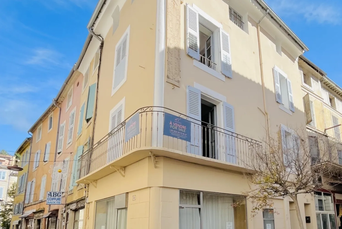 Belle maison de ville à Apt avec commerce en rez-de-chaussée - 130 m2 rénovée 