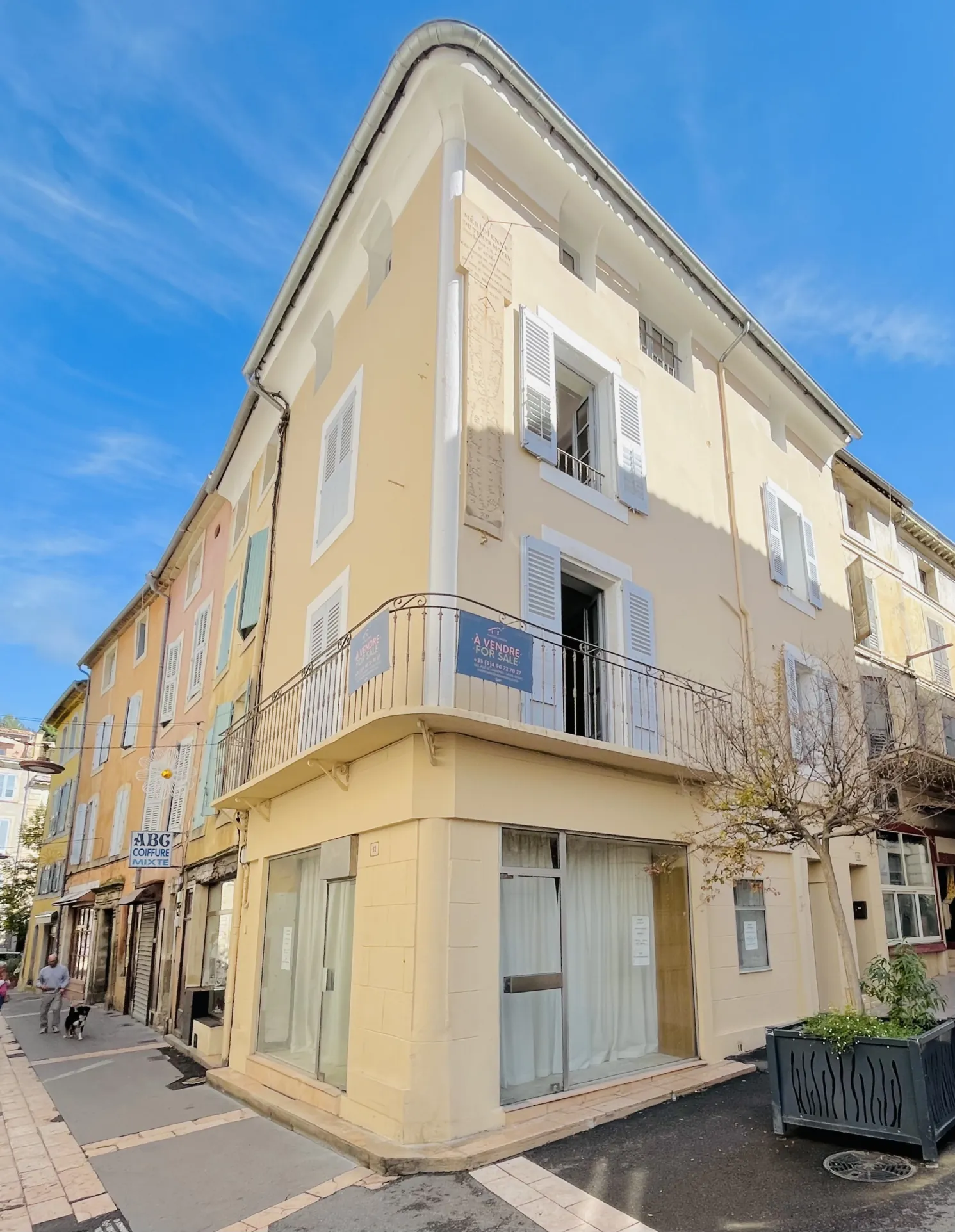 Belle maison de ville à Apt avec commerce en rez-de-chaussée - 130 m2 rénovée 