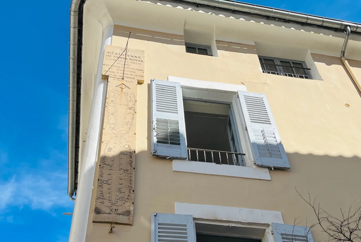 Belle maison de ville à Apt avec commerce en rez-de-chaussée - 130 m2 rénovée 
