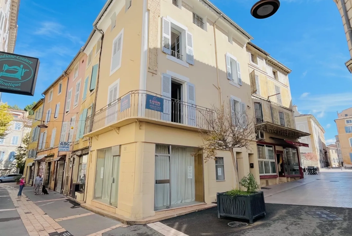 Belle maison de ville à Apt avec commerce en rez-de-chaussée - 130 m2 rénovée 
