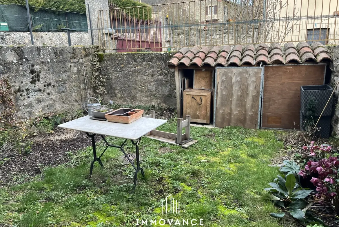 Maison de village rénovée avec jardins et parking à Sainte-Eulalie-de-Cernon 