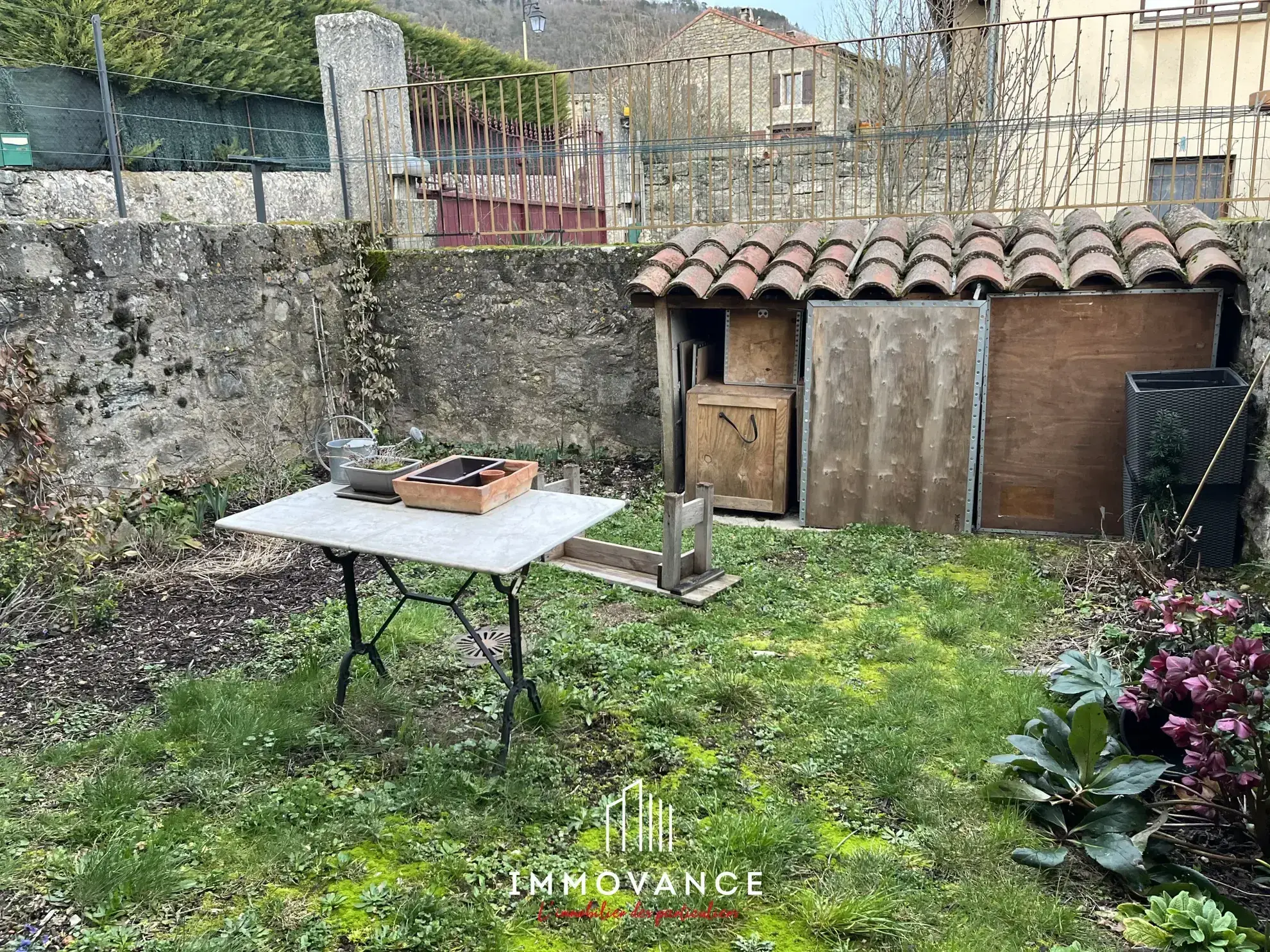 Maison de village rénovée avec jardins et parking à Sainte-Eulalie-de-Cernon 