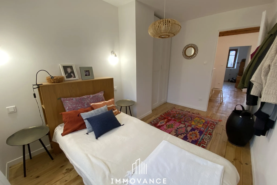 Maison de village rénovée avec jardins et parking à Sainte-Eulalie-de-Cernon 