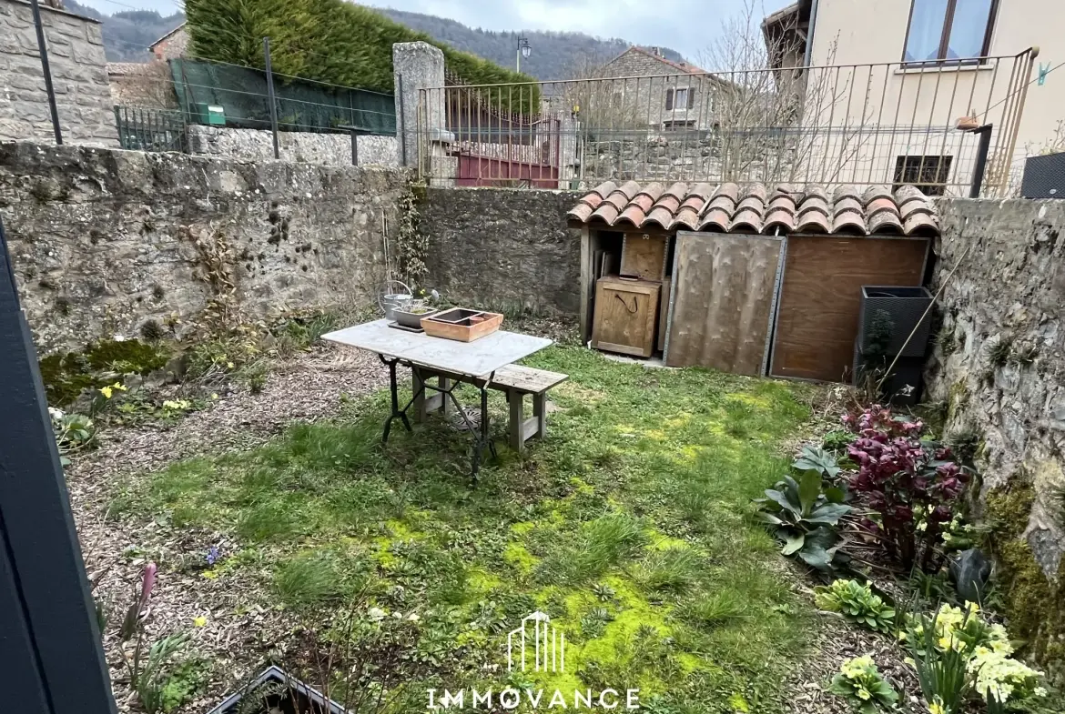 Maison de village rénovée avec jardins et parking à Sainte-Eulalie-de-Cernon 