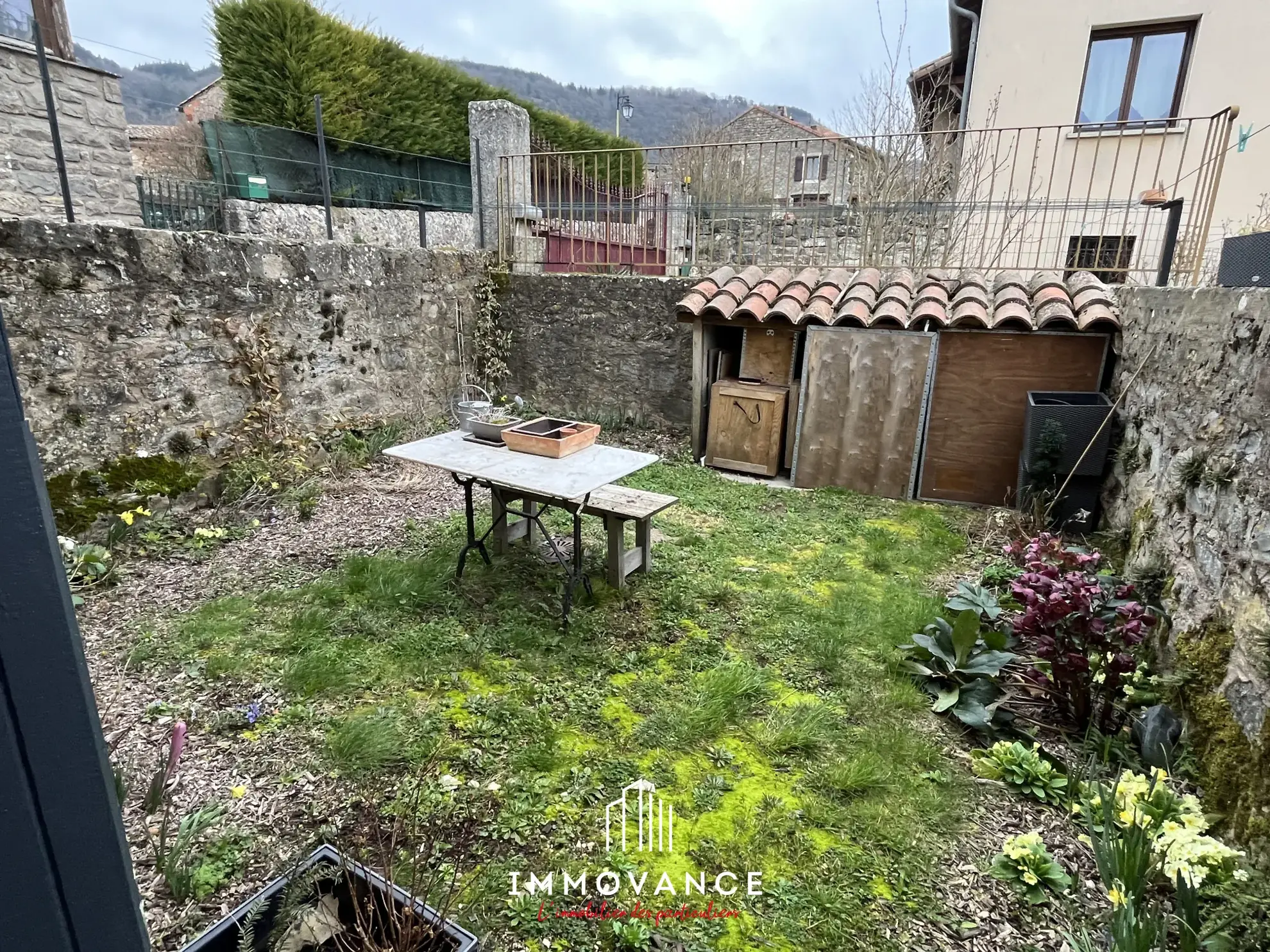 Maison de village rénovée avec jardins et parking à Sainte-Eulalie-de-Cernon 