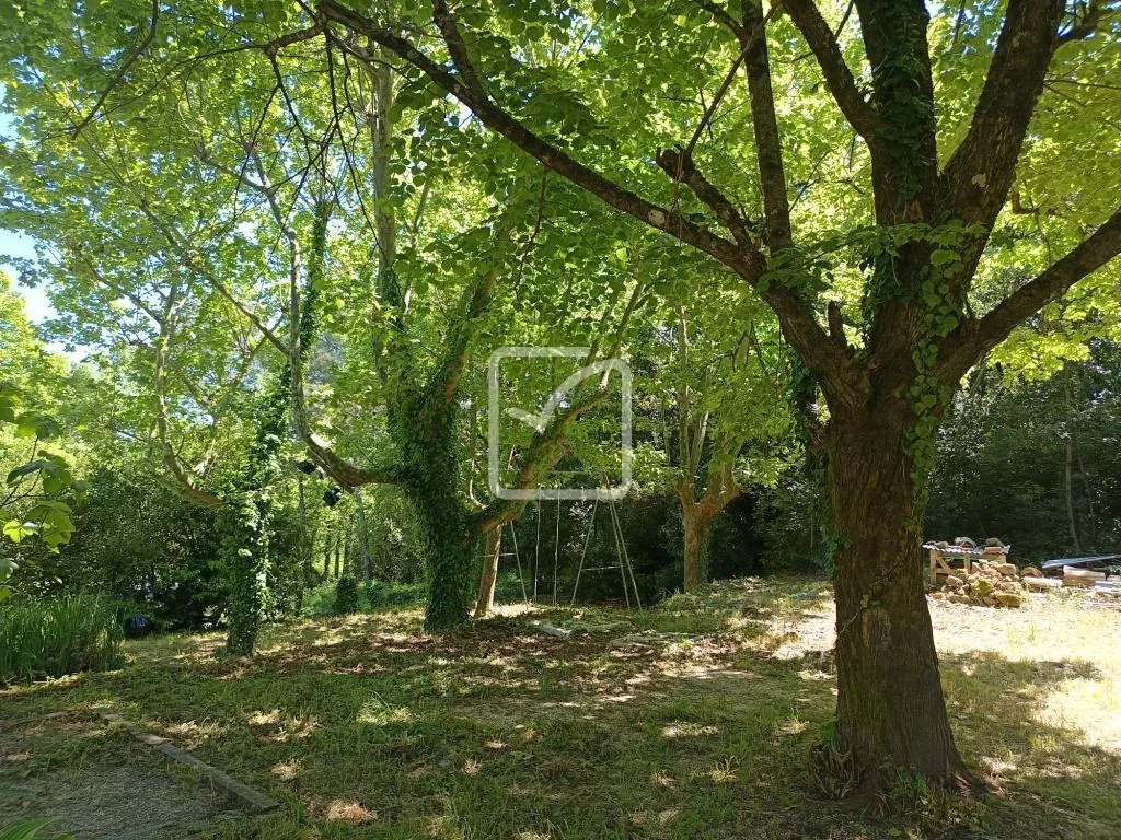 Belle maison en pierre à rénover avec grand terrain à Chassiers 07110 