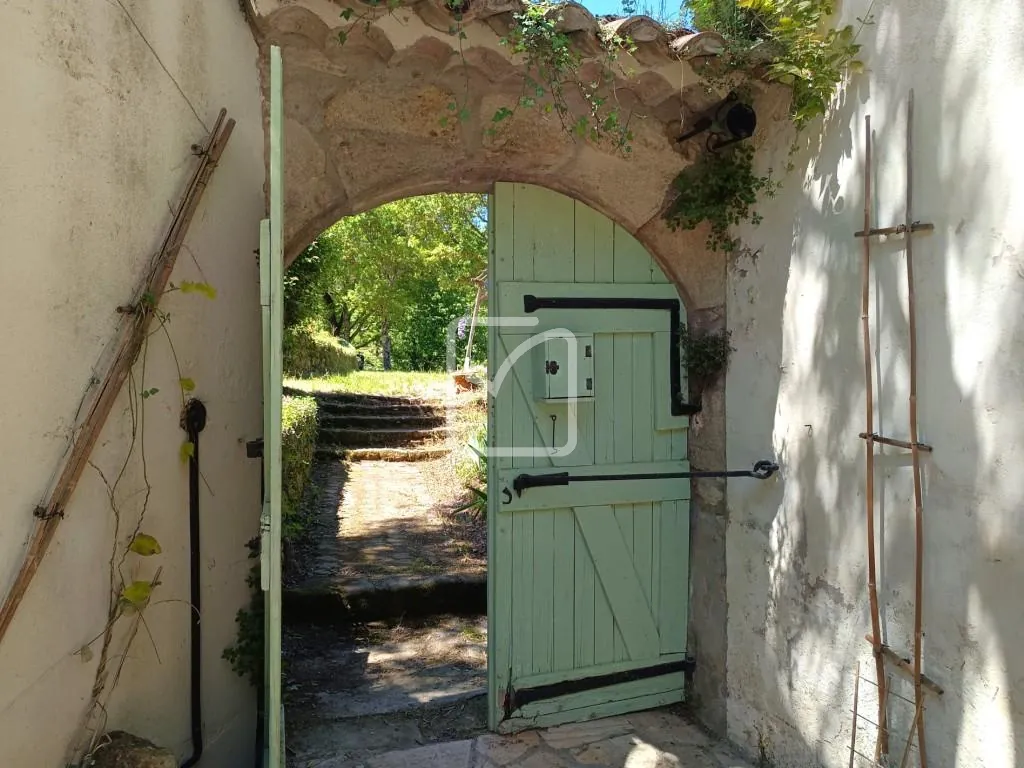 Belle maison en pierre à rénover avec grand terrain à Chassiers 07110 