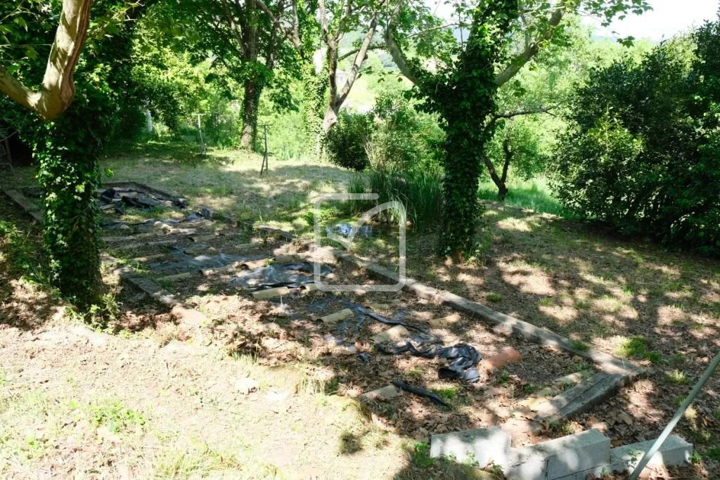 Belle maison en pierre à rénover avec grand terrain à Chassiers 07110 