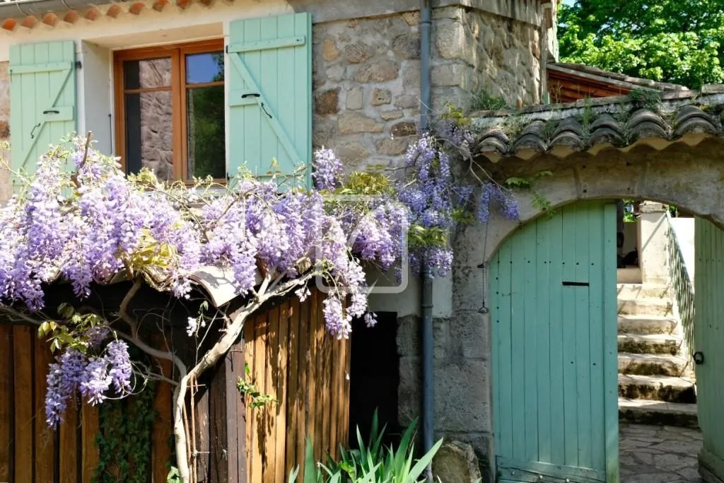 Belle maison en pierre à rénover avec grand terrain à Chassiers 07110 