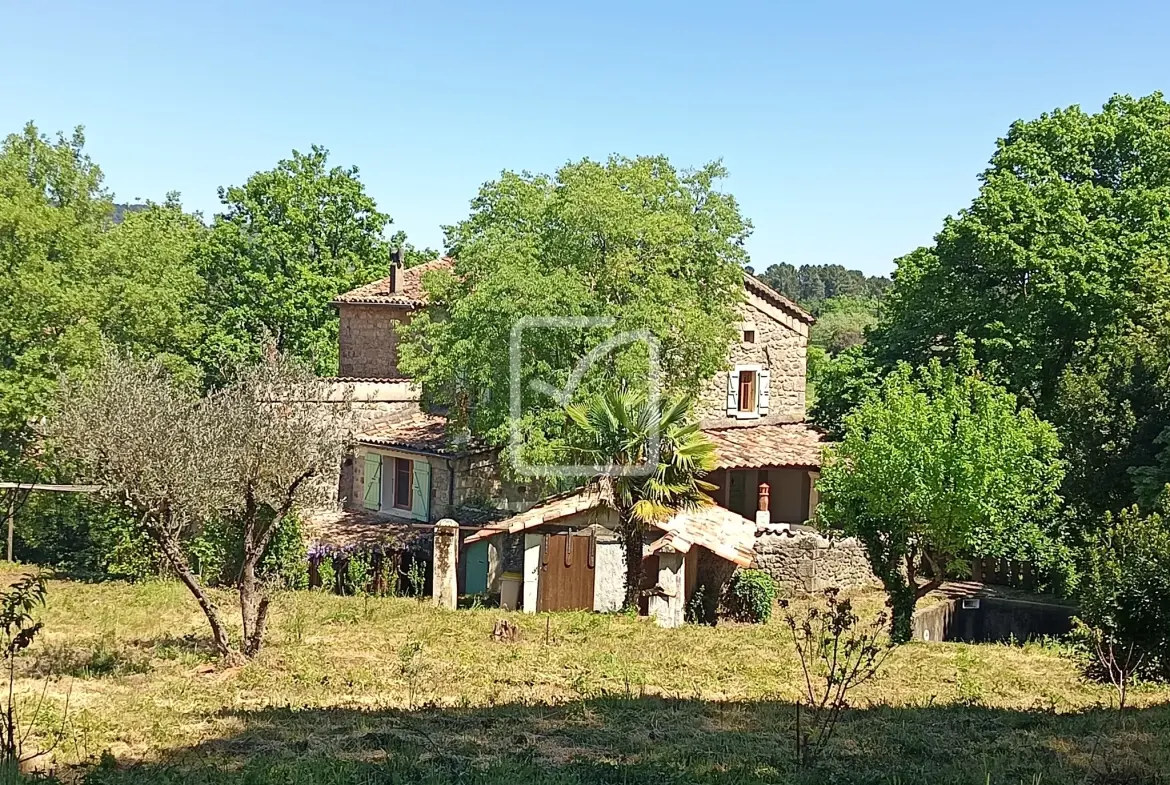 Belle maison en pierre à rénover avec grand terrain à Chassiers 07110 