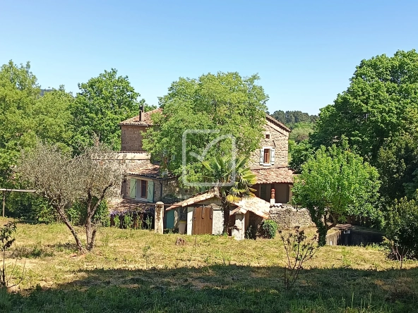 Belle maison en pierre à rénover avec grand terrain à Chassiers 07110