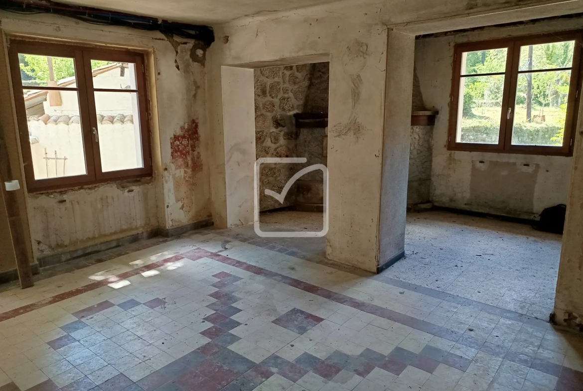 Belle maison en pierre à rénover avec grand terrain à Chassiers 07110 